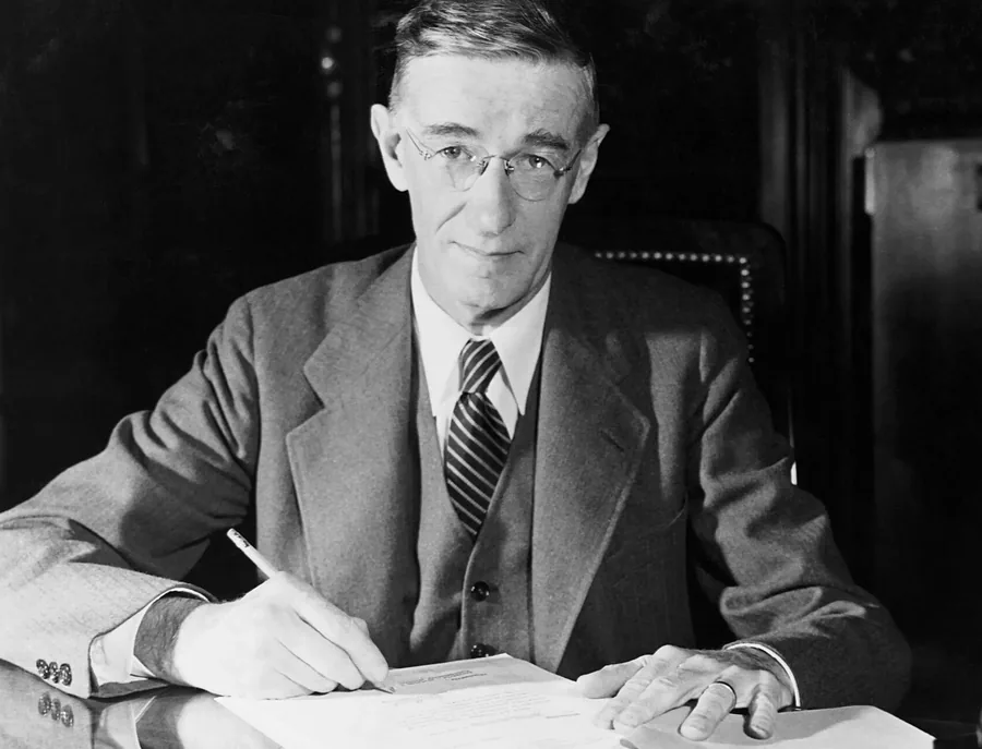 Portrait photographique de Vannevar Bush, en costume, vers 1940.